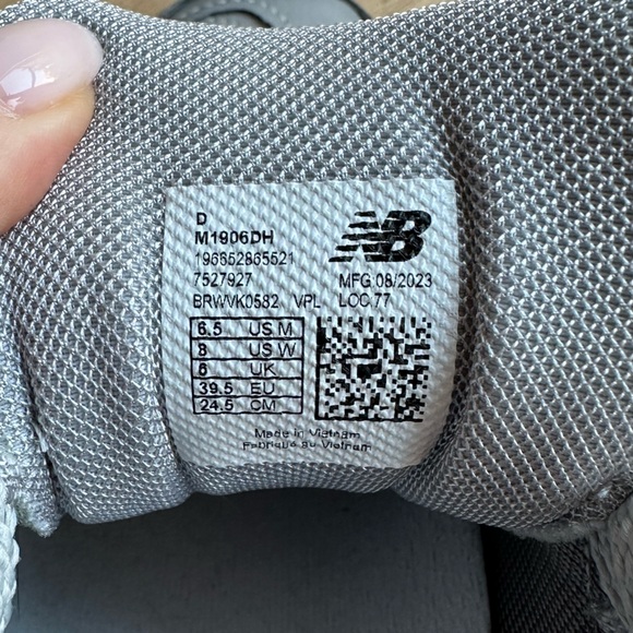 New Balance 1906D “PROTECTION PACK - SILVER
METALLIC" gray sneakers, size 6.5 - Picture 7 of 12